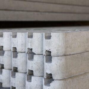 betonpaal voor schutting met gleuf voor houten schermen