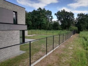 draadafsluiting plaatsen met bovenbuis rond moderne woning