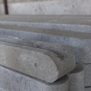Betonplaten en betonpalen