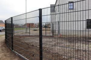 zwarte draadpanelen bij nieuwe woning