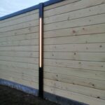 Tand-en-groefschutting met zwarte aluminium paal met ingebouwde ledstrip