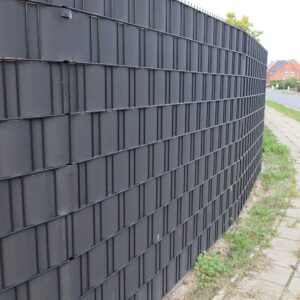 Zwarte vlechtband geplaatst in 2D-draadpanelen
